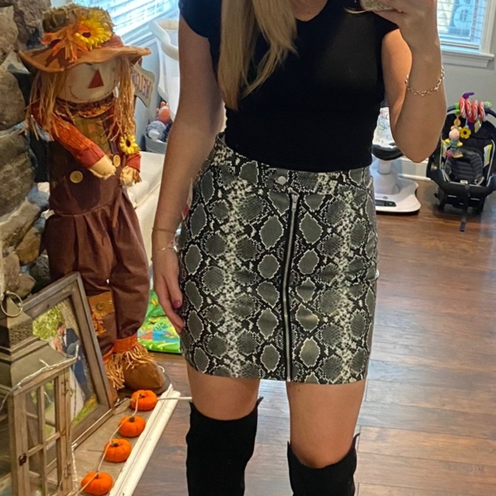 Snakeskin zipper skirt